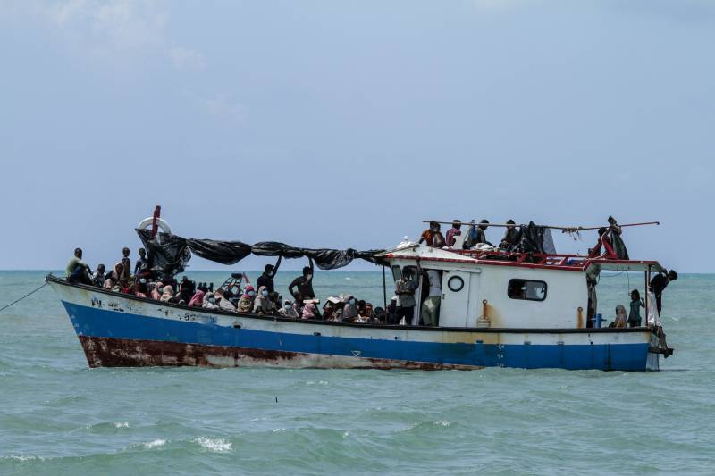 เรือ ที่มีผู้ลี้ภัยชาวโรฮิงญาลอยลำโดยไม่มีอาหารน้ำ กลุ่มผู้ลี้ภัยชาวโรฮิงญาลอยลำอยู่ในเรือในทะเลอันดามันโดยไม่มีอาหารหรือน้ำองค์การสหประชาชาติ