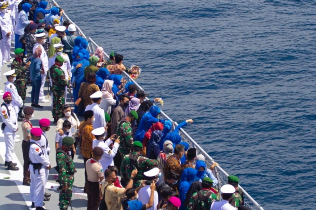 อินโดนีเซียจะกู้เรือดำน้ำ ที่จมลงจากเกาะบาหลีญาติโศกเศร้าโยนดอกไม้ลงทะเลเพื่อแสดงความเคารพต่อลูกเรือ 53 คนที่เสียชีวิตจากภัยพิบัติ อินโด