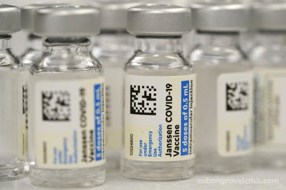 J&J ขอใบอนุญาตให้ฉีดวัคซีนป้องกันโควิด19ของสหรัฐฯ จอห์นสัน แอนด์ จอห์นสัน ขอให้สำนักงานคณะกรรมการอาหารและยาอนุญาตให้ฉีดวัคซีนโควิด19 