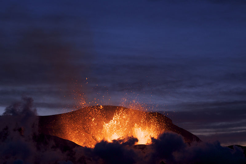 ภู เขาไฟไอซ์แลนด์ คลายตัวไม่ส่งผลกระทบต่อเที่ยวบิน การปะทุของภูเขาไฟที่หยุดนิ่งเป็นเวลานานซึ่งส่งธารลาวาที่ไหลผ่านหุบเขาเล็ก ๆ