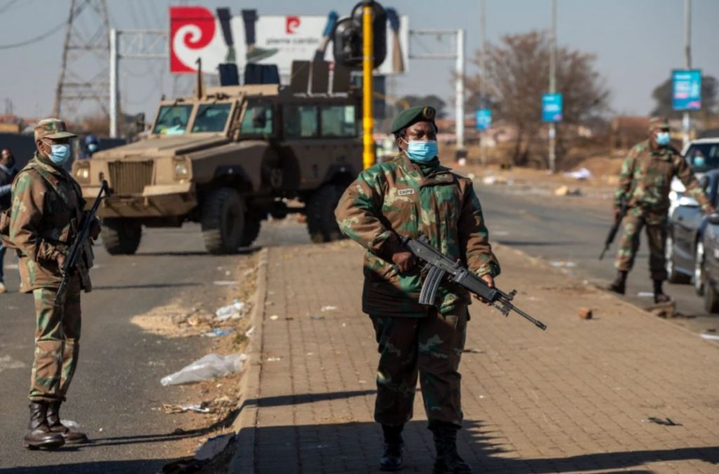 แอฟริกาใต้เรียกร้อง กองหนุนหยุดความไม่สงบ แอฟริกาใต้รวบรวมกำลังสำรองของกองทัพเพื่อปราบปรามการปล้นสะดมที่ทำลายเสบียงอาหารและสิ่งของจำเป็นอื่นๆ