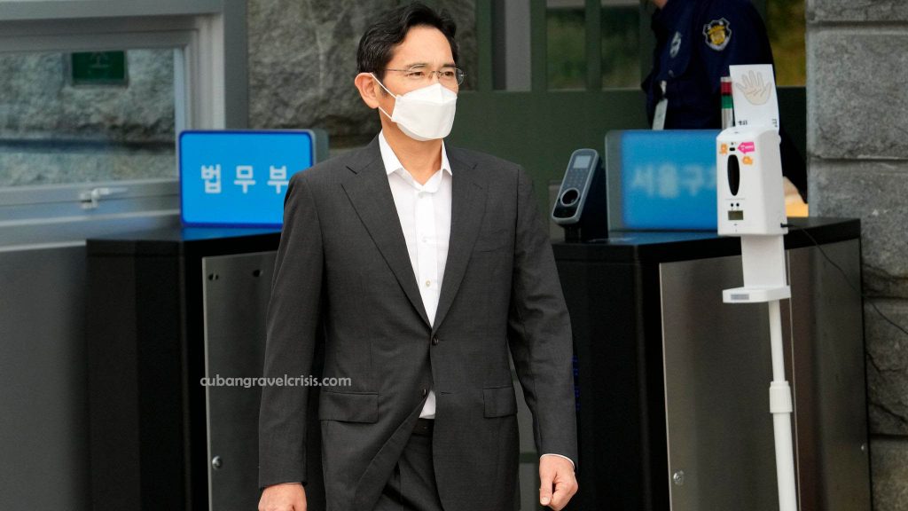 Lee Jaeyong หัวหน้าSamsungได้รับการปล่อยตัวจากคุก ลี รองประธานบริษัทแต่เป็นผู้นำโดยพฤตินัย ได้รับการปล่อยตัวเมื่อวันศุกร์ หนึ่งปีก่อนสิ้นสุด