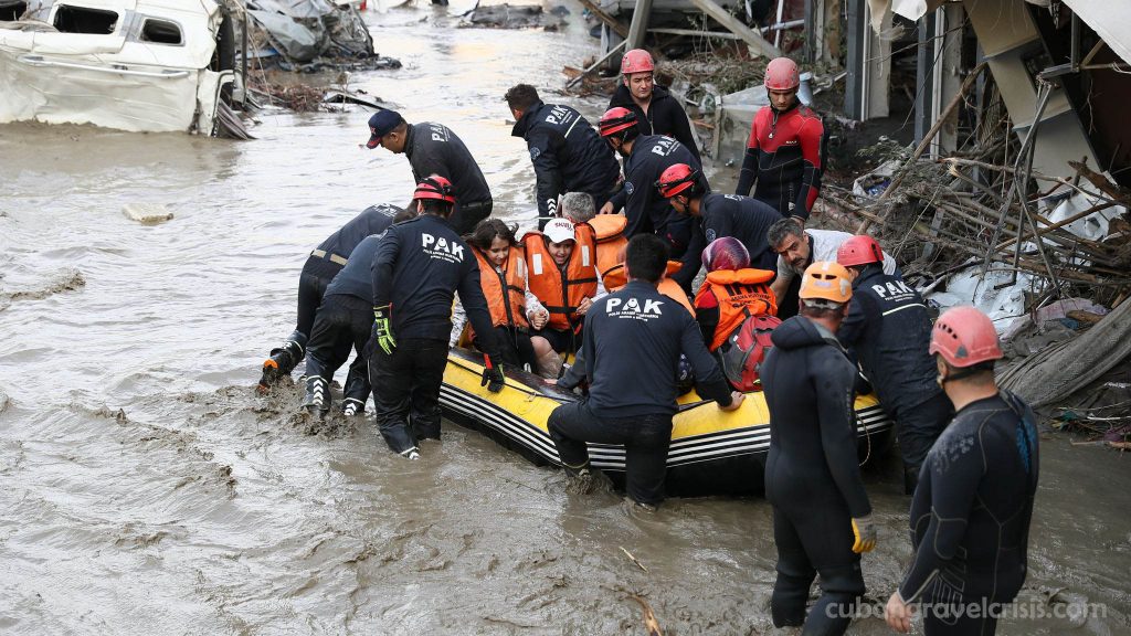 อุทกภัยในตุรกี มีผู้เสียชีวิตอย่างน้อย 40 คน และเกรงว่าจะสูญหายอีกหลายร้อยคนในภาคเหนือของตุรกี หลังจากน้ำท่วมและโคลนถล่มอาคารบ้านเรือน