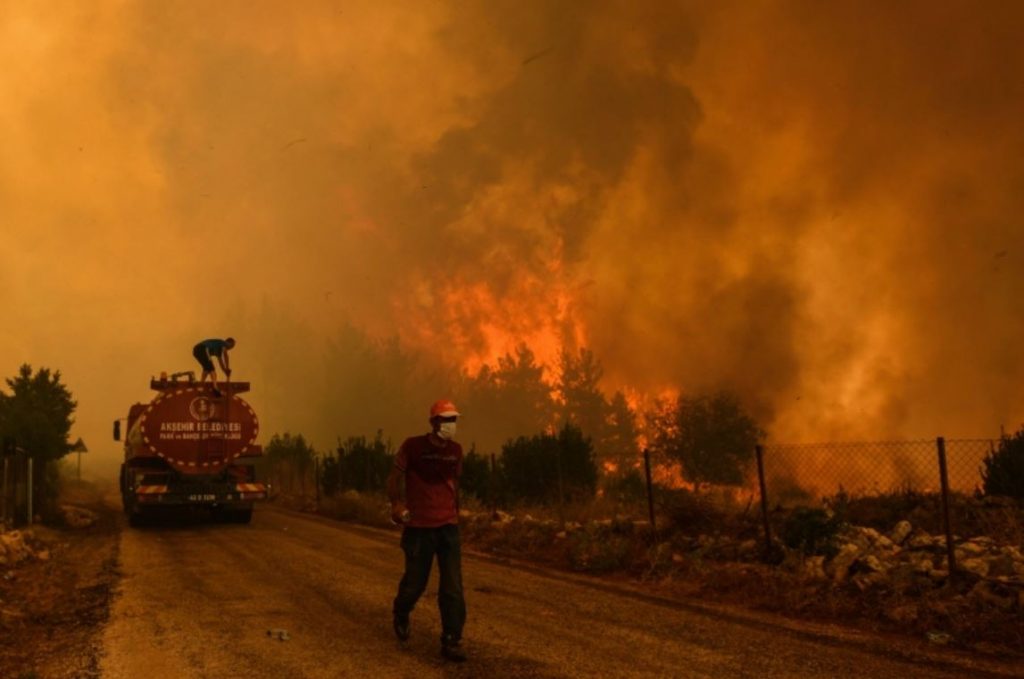 ไฟป่าในตุรกี ทำให้เกิดความหายนะ ยอดผู้เสียชีวิตจากไฟป่าในตุรกีติดต่อกัน 6 วันเพิ่มเป็น 8 ราย ขณะที่ในกรีซ ประเทศเพื่อนบ้าน นักผจญเพลิง