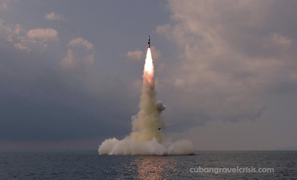 NKorea confirms การทดสอบขีปนาวุธ เกาหลีเหนือเปิดเผยเมื่อวันพุธว่า ได้ทดสอบขีปนาวุธที่พัฒนาขึ้นใหม่จากเรือดำน้ำ ในการทดสอบปล่อยใต้น้ำครั้งแรก