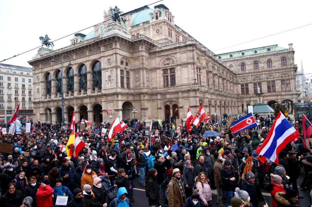 Austria protesters ผู้คนหลายหมื่นคนชุมนุมกันในกรุงเวียนนาเพื่อประท้วงข้อจำกัดต่างๆ ที่นำมาใช้เพื่อหยุดการแพร่กระจายของ coronavirus 