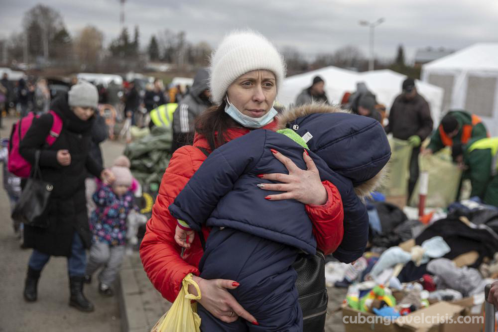 500000+ refugees หนีออกจากยูเครนตั้งแต่รัสเซียทำสงคราม การอพยพจำนวนมากของผู้ลี้ภัยจากยูเครนไปยังขอบด้านตะวันออกของสหภาพ