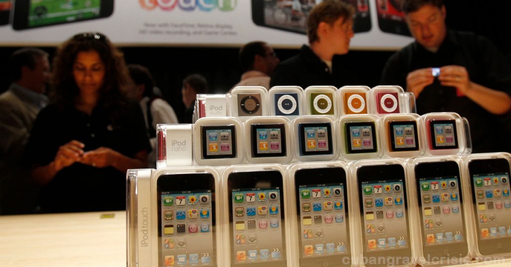 Apple discontinues iPod ซึ่งเป็นเครื่องเล่น MP3 เครื่องแรกที่บรรจุเพลงได้ 1,000 เพลงและมีแบตเตอรี่ยาวนานถึง 10 ชั่วโมง ได้เปลี่ยนวิธีการ