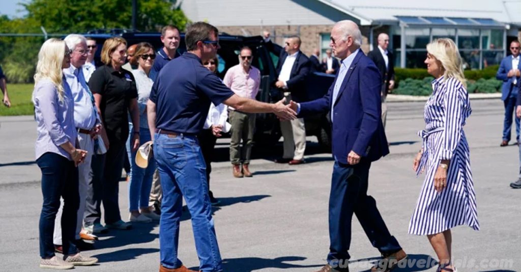 Joe Biden สำรวจความเสียหายจากน้ำท่วม ประธานาธิบดี โจ ไบเดน แห่งสหรัฐฯ และสุภาพสตรีหมายเลขหนึ่ง จิล ไบเดน เดินทางไปยังรัฐเคนตักกี้