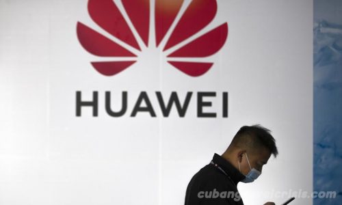 China Huawei กล่าวว่ายอดขายลดลง