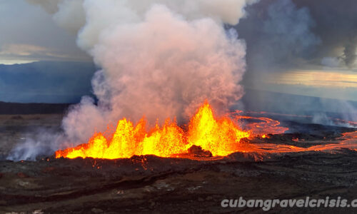 ภูเขาไฟเมานาโลอา ในฮาวายกำลังปะทุ