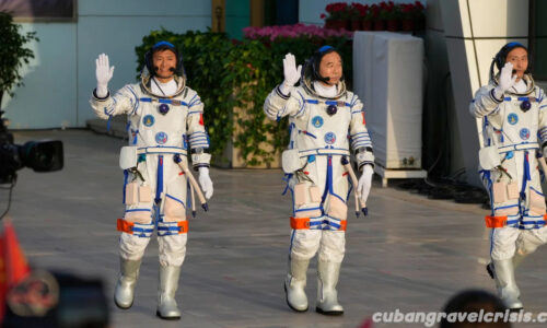 จีนส่งนักบินอวกาศพลเรือน คนแรกขึ้นสู่อวกาศ