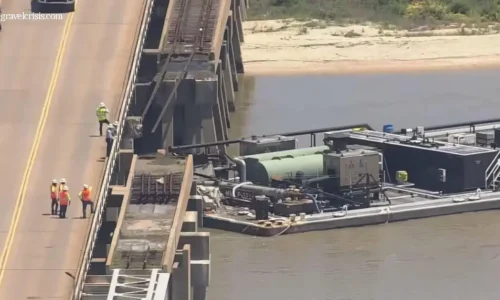 เรือบาร์จชนสะพานในรัฐเท็กซัส โครงสร้างเสียหายและทำให้เกิดน้ำมันหก
